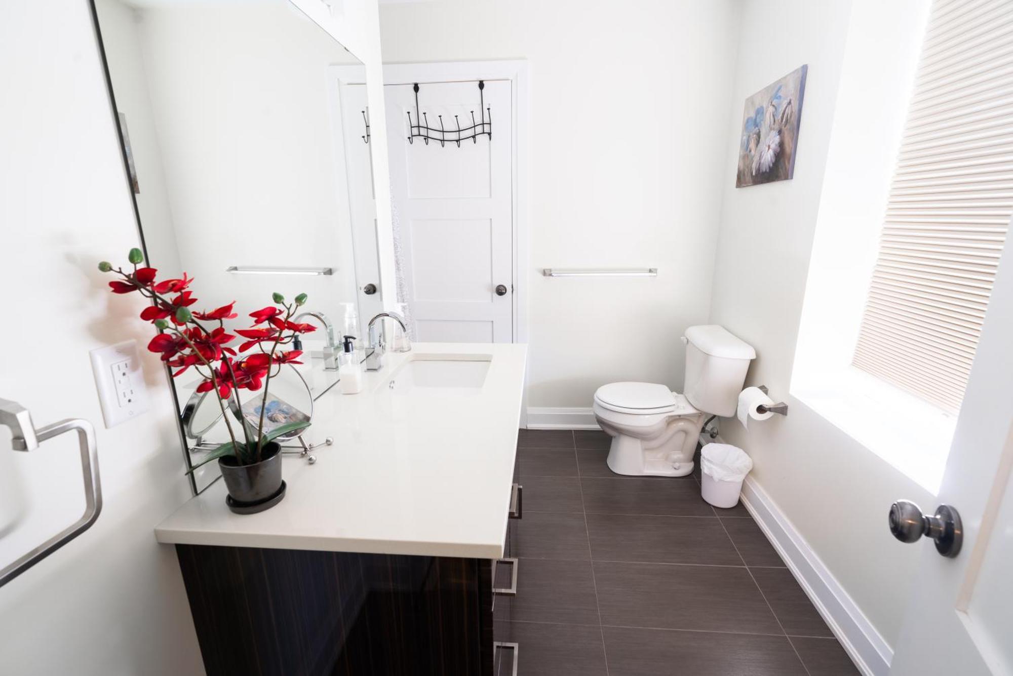 Spacious 3 Bedroom Apartment In Heart Of Niagara Thorold Екстериор снимка