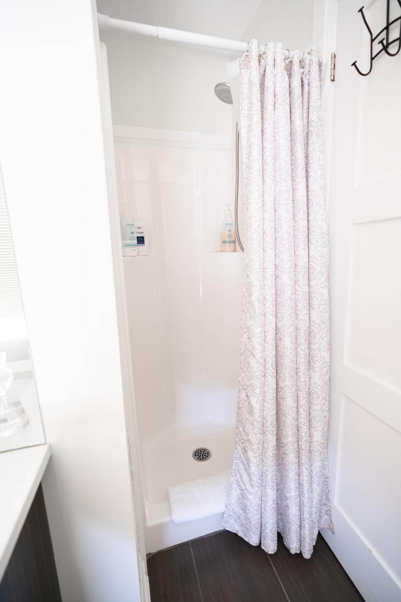 Spacious 3 Bedroom Apartment In Heart Of Niagara Thorold Екстериор снимка